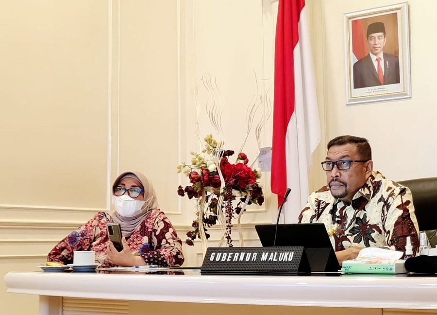 Gubernur Maluku Murad Ismail didampingi Kadis Pendidikan Provinsi Maluku saat mengikuti rapat koordinasi secara virtual yang dibuka Menteri Koordinator Maritim dan Investasi RI Luhut Binsar Pandjaitan dan berlangsung secara virtual, Kamis (26/8/2021).