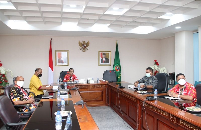 Wakil Gubernur Maluku, Barnabas Nathaniel Orno disampingi beberapa Pimpinan OPD saat mengikuti Rakorsus tingkat menteri secara virtual membahas ganti rugi kepada warga korban konflik Maluku.