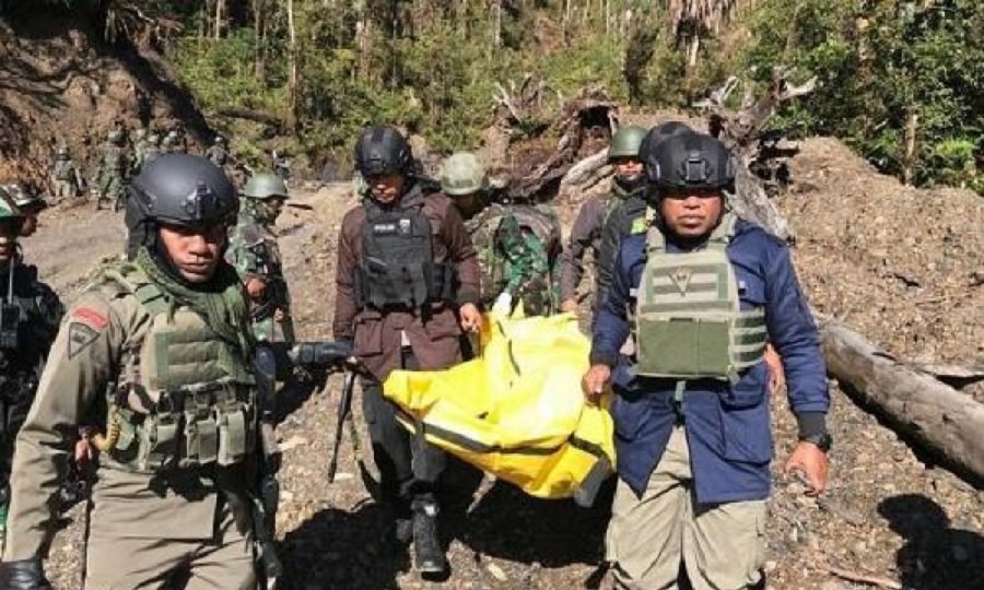 Ilustrasi petugas mengevakuasi korban penembakan di Papua (Foto : Kompas.com)