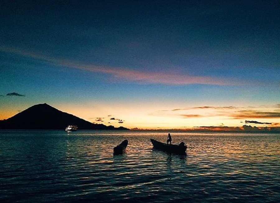 Nelayan di Pulau Banda menjalankan aktivitas melaut dilatari pemandangan alam gunung api Banda, Kabupaten Maluku Tengah (Foto: Istimewa)