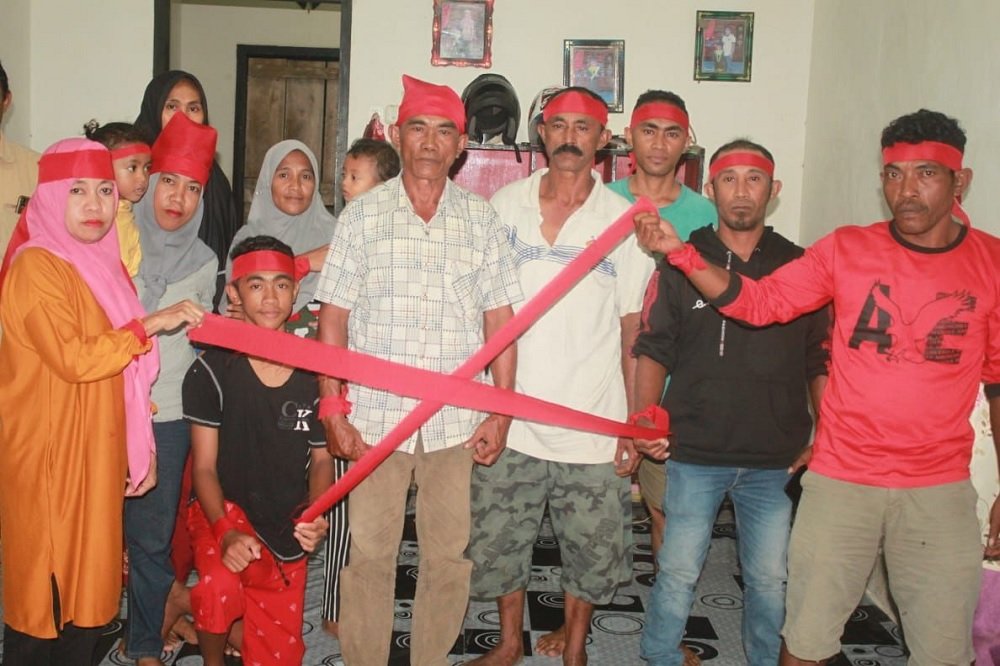 Adik kandung dan anak cucu raja Negeri Banggoi, Alm Jou Ismail Baliman saat menyampaikan penolakan terhadap penjualan kawasan hutan mangrove di petuanan Negeri Banggoi, Senin malam (20/9/2021) (foto : Ist)