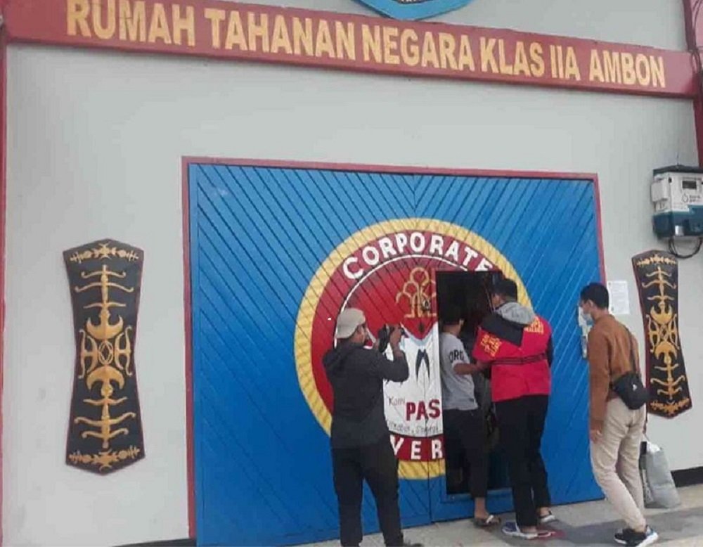 Direktur PT Inti Artha Nusantara, Hartanto Hoeteomo, mengenakan Rompi Merah saat dikawal Kejati Maluku di Rutan Kelas I Ambon, Minggu (05/09/2021).