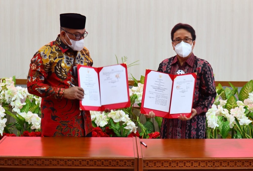 Kepala Badan Standarisasi Nasional Kukuh S. Achmad bersama Gubernur Maluku Murad Ismail usai penandatangan MoU peningkatan daya saing produk Nasional  di Kantor Gubernur Maluku, Ambon, pada Jumat (10/9/2021).