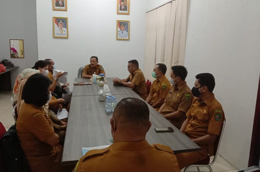 Sekda Kabupaten SBT Jafar Kwairumaratu saat menggelar pertemuan dengan tim Inspektorat Provinsi Maluku di ruang kerjanya, Senin (13/9/2021)