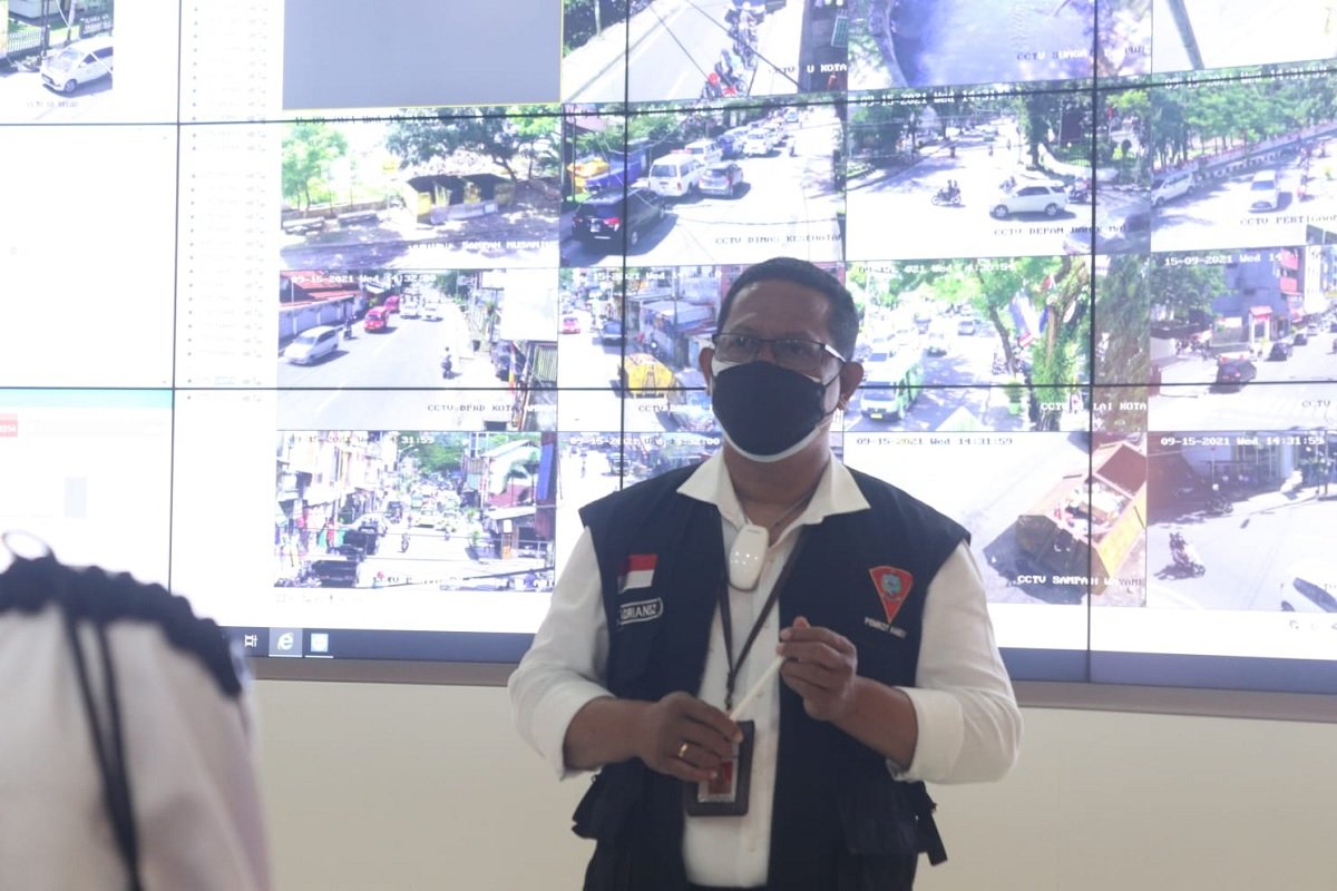 Kepala Dinas  Komunikasi Informatika dan Persandian Kota Ambon, Joy Adriaansz saat memberikan penjelasan kepada  media terkait fungsi Command Center di Balai Kota Ambon, Rabu (15/9/2021)
