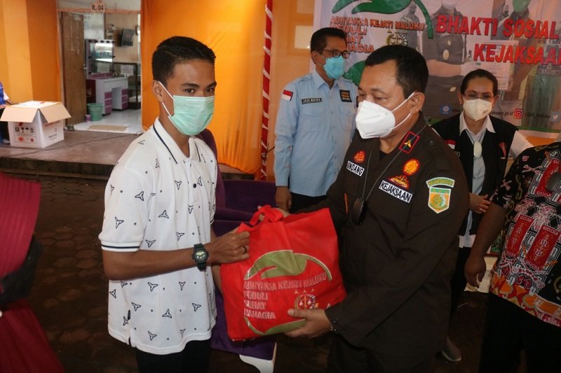 Kepala Kejaksaan Tinggi Maluku, Undang Mugopal, saat menyerahkan paket sembako kepada warga di Kebun Cengkeh Desa Batu Merah, Kecamaatan Sirimau Kota Ambon, Provinsi Maluku, Kamis (16/09/2021)