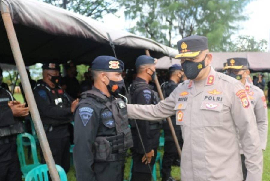 Kapolda Maluku Irjen Pol Drs. Refdi Andri, M.Si, saat apel kesiapan pasukan pengamanan di lapangan Markas Komando Satuan Brimob Polda Maluku, Kota Ambon, Selasa (14/9/2021).