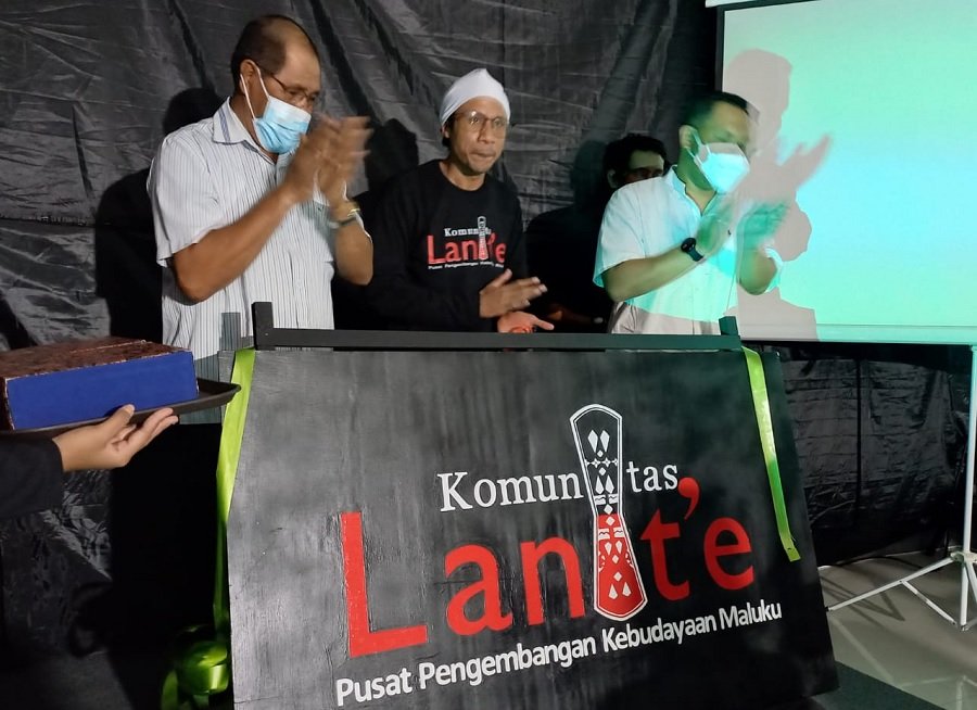 Pembukaan selubung papan nama oleh Pimpinan Lanit'e, M. Fazwan Wasahua (tengah), Prof. Dr. A. Watloly (kiri) dan Ustad Erwin Notanubun, saat peluncuran Komunitas Budaya tersebut di Ambon, Sabtu malam (11/9/2021).(Foto: Dok. Komunitas Lanit'e)