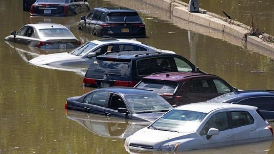 Sejumlah mobil terendam air, akibat banjir yang meredam New York menyusul dampak badai Ida di Bronx, New York. (Foto :Dok: AP Photo/Craig Ruttle)