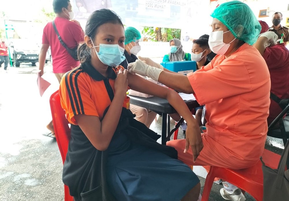 Ratusan pelajar SMP di Kota Masohi mengikuti kegiatan vaksinasi massal yang dilakukan Kejaksaan Tinggi Maluku, Jumat (24/9/2021) (Foto : beritabeta.com)