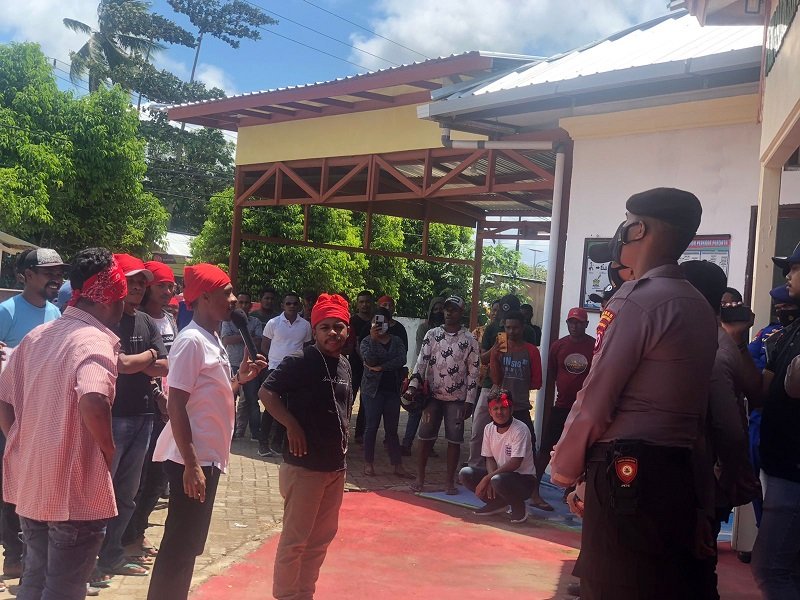 Massa Bakorda PENA Kabupaten SBT, saat berdemonstrasi di depan kantor Pengadilan Negeri Dataran Hunimua di Bula, Kabupaten Seram Bagian Timur, Maluku, pada Kamis, (09/09/2021).
