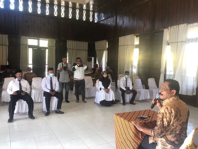 Penjabat Sekda Kabupaten SBT Jafar Kwairumaratu saat membekali empat Penjabat Kepala desa atau Kades setelah dilantik oleh Wakil Bupati SBT, Idris Wumaltur.