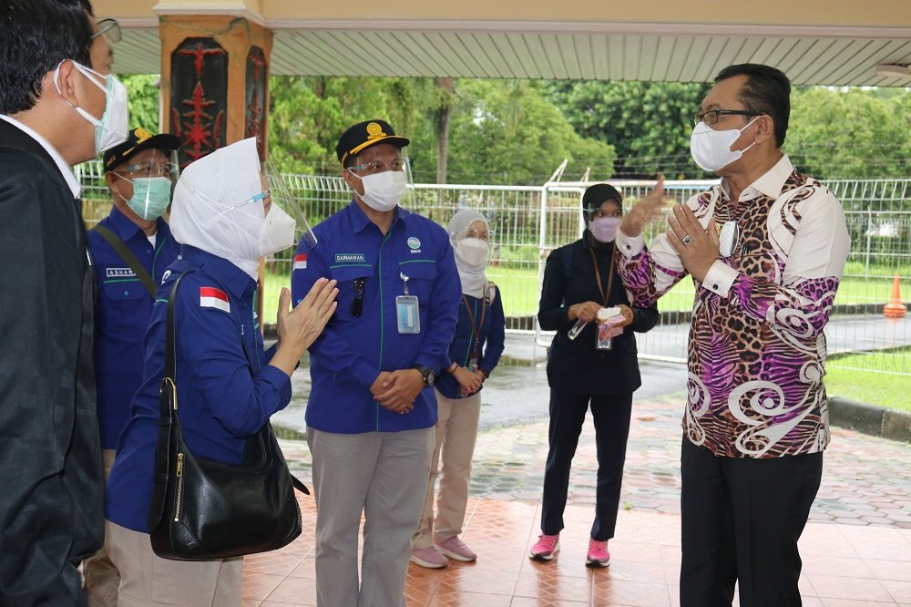 Kepala Badan Meteorologi Klimatologi dan Geofisika (BMKG) Dwikorita Karnawati saat diterima Wakil Gubernur Maluku Barnabas Orno dalam kunjungannya ke Maluku.