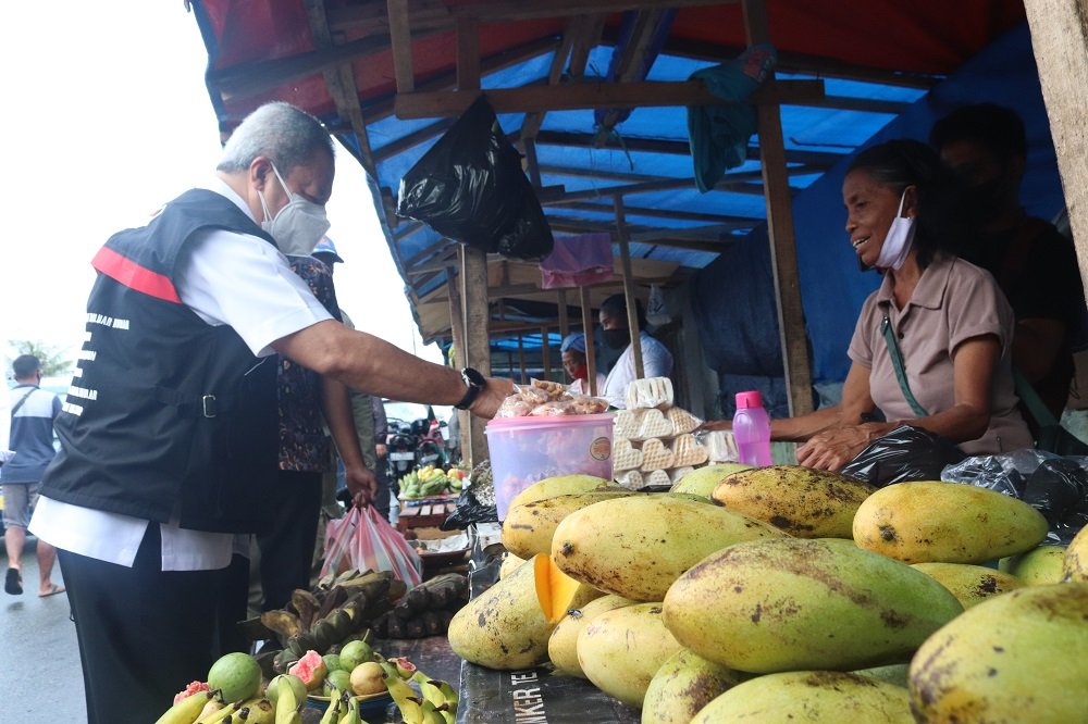 Sekretaris Kota Ambon, A.G Latuheru saat mendampingi Walikota dan Wawali Ambon dalam kunjungan ke  Pasar Mardika Kota Ambon,  Kamis (2/9/2021).