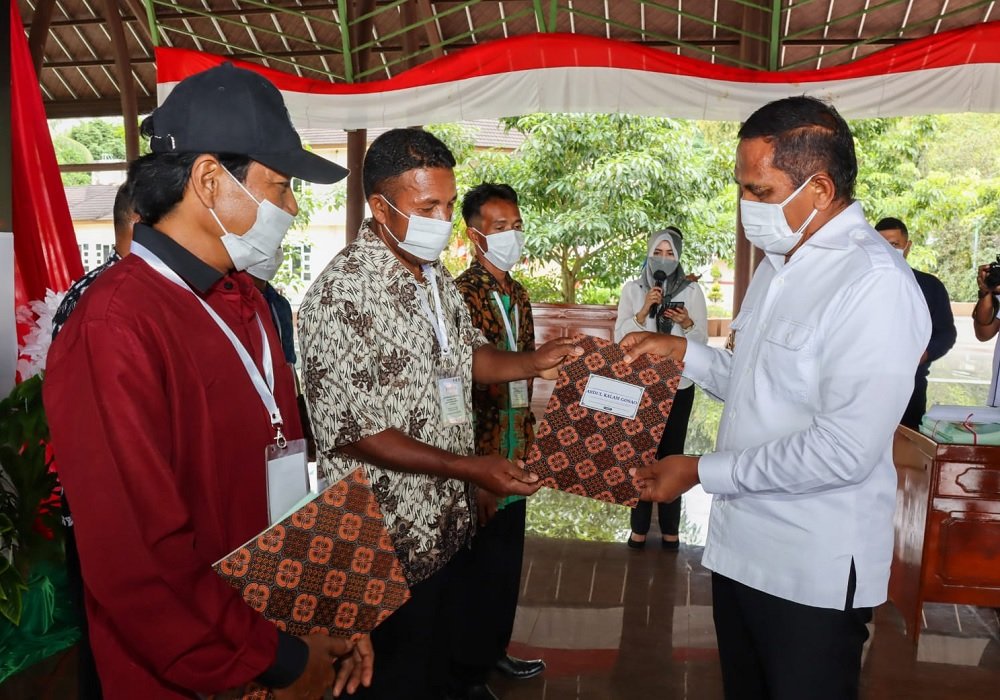 Bupati Maluku Tengah, Tuasikal Abua saat menyerahkan 2000 sertifikat tanah yang menjadi objek program Reforma Agraria kepada perwakilan masyrakat Baileo Soekarno, Kota Masohi, Rabu (22/09/2021).