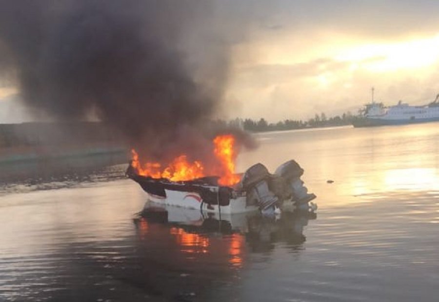 Speedboat milik CV. Sinar Tiga Putri Bintuni terbakar di perairan Desa Sesar, Kota Bula, Kabupaten Seram Bagian Timur,Selasa (28/9/2021) (Foto:Istimewa)