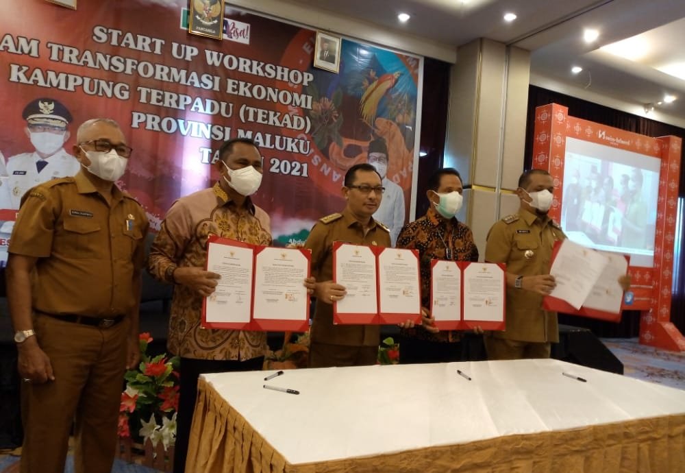 Wakil Gubernur Maluku didampingi beberapa kepala daerah dan  Kepala Dinas Pemberdayaan Desa Provinsi Maluku Ismail Usemahu saat membuka Workshop Program TEKAD Provinsi Maluku itu digelar Dinas Pemberdayaan Desa Provinsi Maluku, di Swissbell-hotel Ambon, Senin (13/9/21).