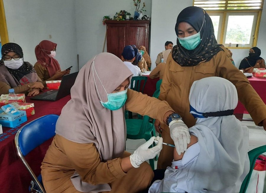 Kegiatan vaksinasi bagi pelajar dilakukan, tim Gugus Tugas (Gustu) Penanganan  Covid-19 Kabupaten SBT di halaman SMP Negeri 4 SBT, Senin (13/9/2021) (Foto : beritabeta.com)