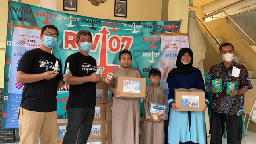 AMSI Crisis Center bagikan paket kesehatan di Kawasan Tanah Tinggi, Jakarta Pusat