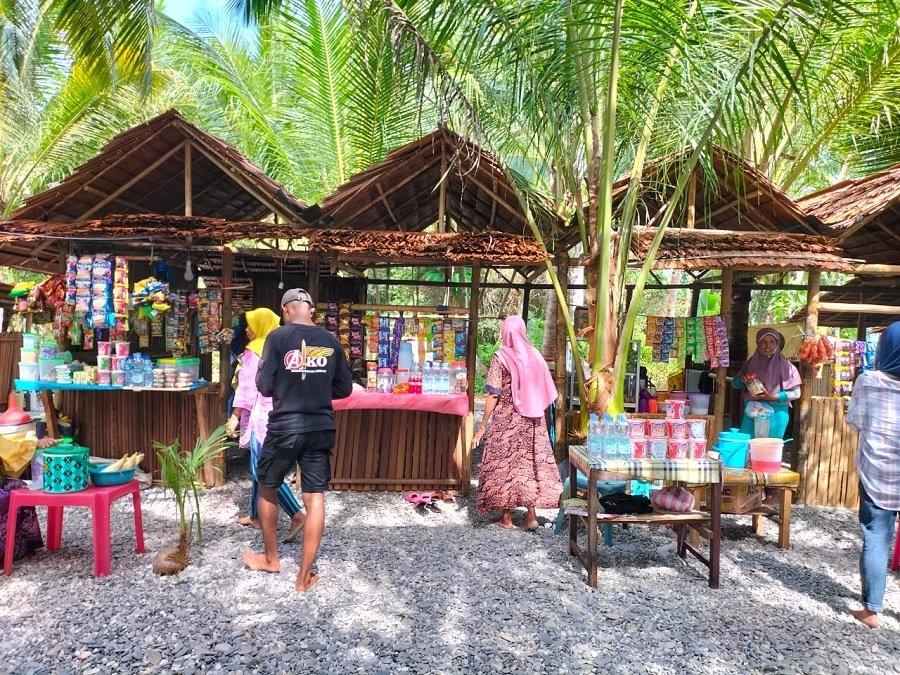 Awato Beach, Lokasi Wisata dengan Sensasi ‘Terapi Kerikil’ di Maluku