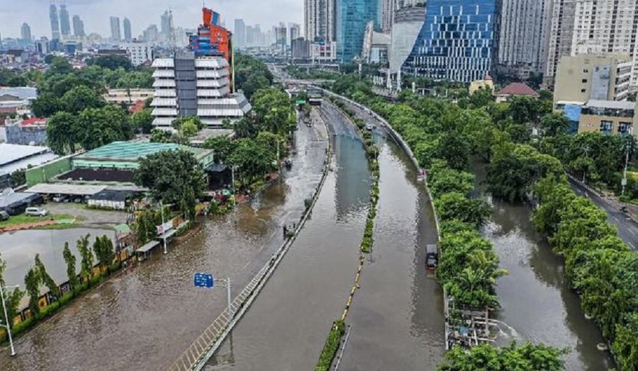 Banjir merendam kawasan Jalan S. Parman, Jakarta Barat, pada 1 Januari 2020 lalu (Foto : Antara)