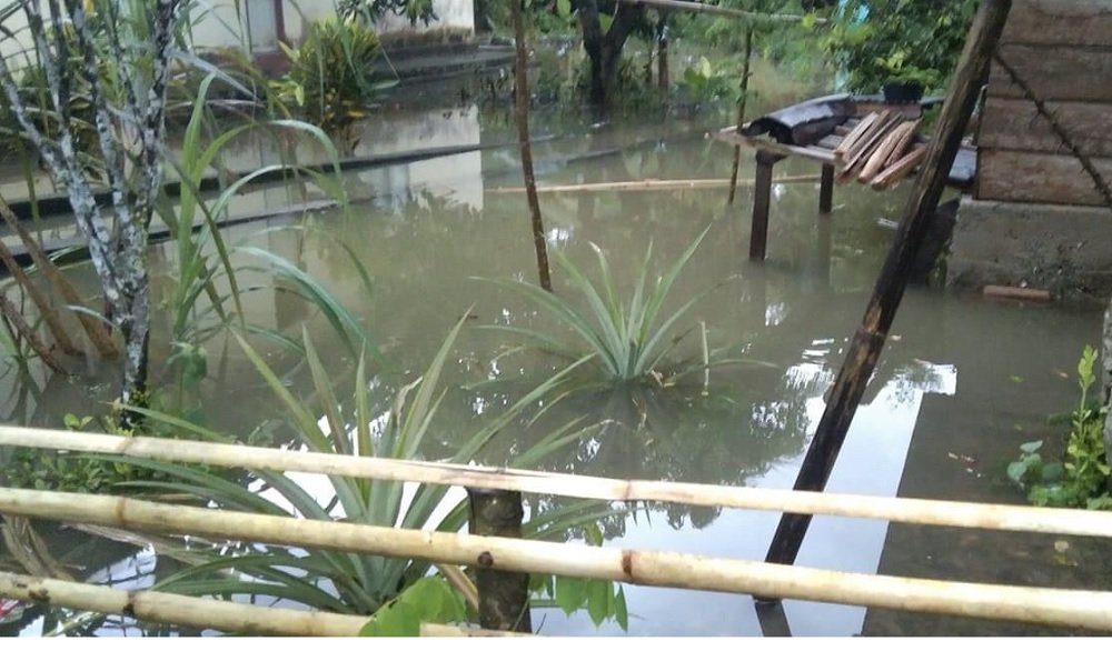 Kondisi banjir yang terjadi di Desa Sabuai Kecamatan Siwalalat, Jumat (22/10/2021) (foto : Frans Yamarua)