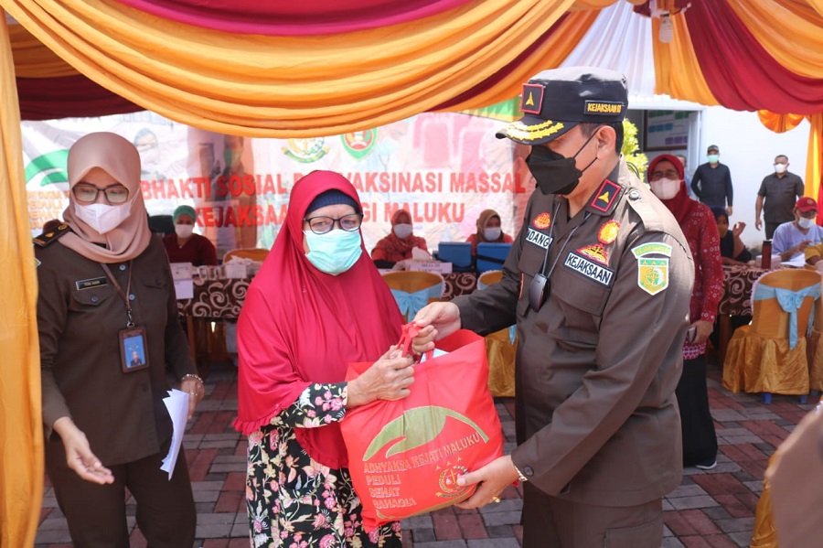 Kajati Maluku Undang Mugopal, saat menyerahkan paket sembako kepada Warga Negeri Hitu Lama Kecamatan Leihitu Kabupaten Maluku Tengah pada Kamis, (14/10/2021).