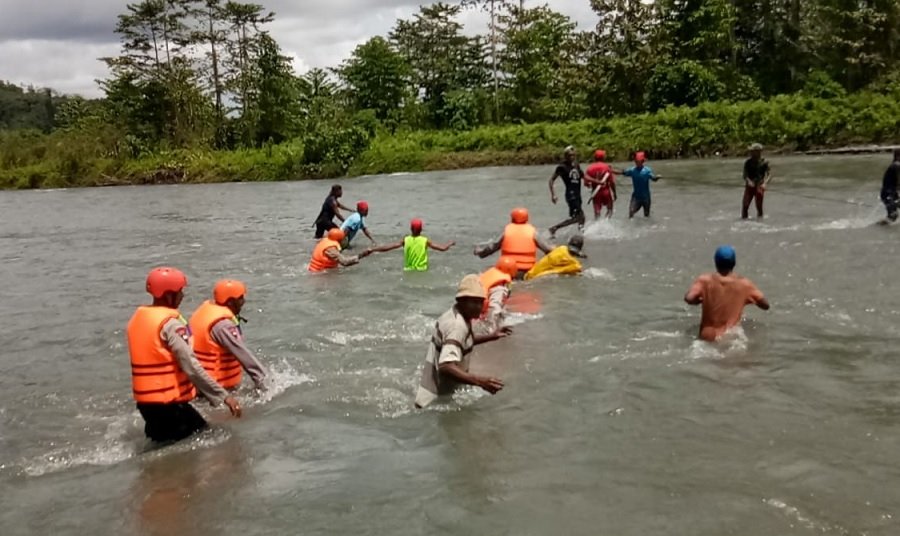 Tim SAR gabungan saat melakukan pencarian korban di Sungai Ruatah, Kecamatan Amahai, Kabupaten Maluku Tengah, Rabu (29/9/2021)