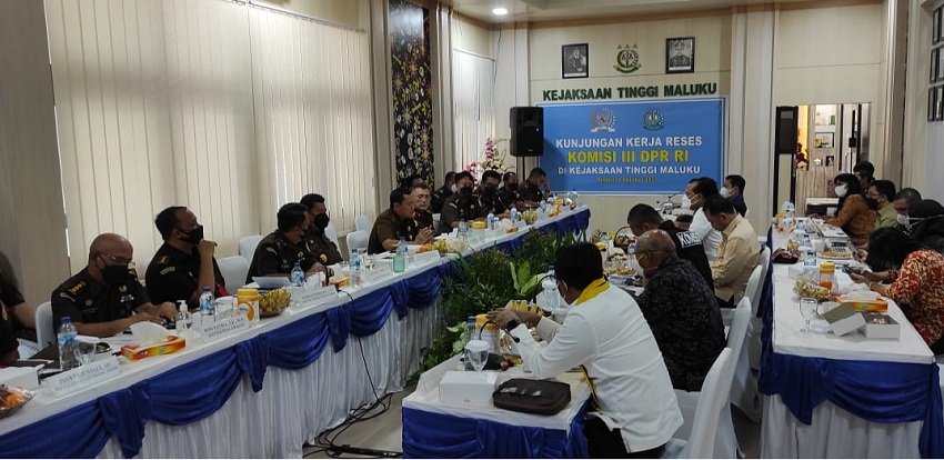 Pertemuan antara Komisi III DPR RI dan Jajaran Kejati Maluku di ruang rapat Kepala Kejaksaan Tinggi Maluku, Undang Mugopal, pada Jumat (08/10/2021).