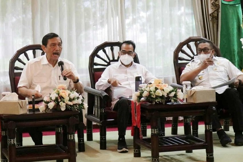 Menko Marves Luhut Binsar Pandjaitan, dan Menhub Budi Karya Sumadi rapat bersama Gubernur Maluku Murad Ismail, membahas infrastruktur LIN dan pembanguan Ambon New Port di Kota Ambon pada Kamis, (07/10/2021). /Istimewa