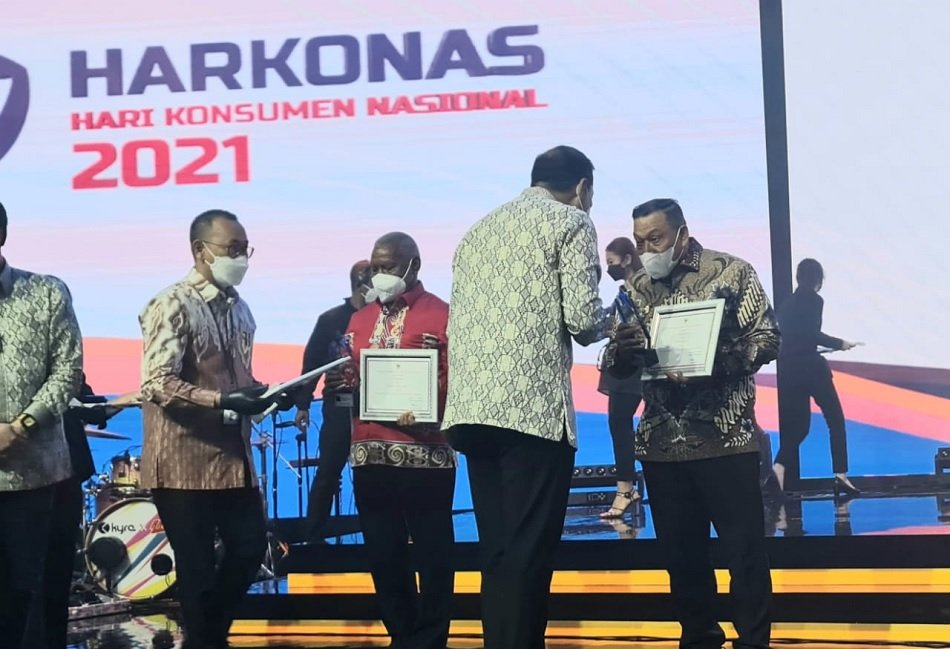 Gubernur Maluku, Murad Ismail, saat menerima anugerah sebagai Pemerintah Daerah (Pemda) Peduli Perlindungan Konsumen Tahun 2021 dari Kementerian Perdagangan RI yang diserahkan oleh Menteri Perdagangan RI Muhammad Lutfi dalam acara puncak Hari Konsumen Nasional (Harkonas) 2021 di Jakarta, Kamis (28/10/2021).