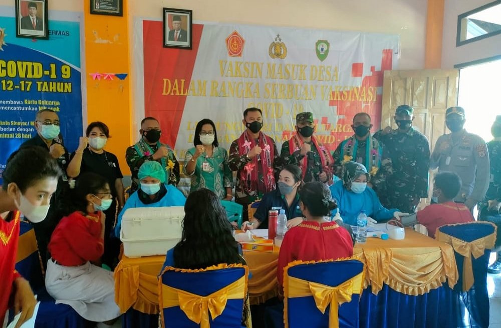 Pangdam XVI/ Pattimura, Mayjen TNI Bambang Ismawan saat tiba di SMA SAKA Langgur dalam agenda vaksinasi massal, Kamis (21/10/2021) (Foto : beritabeta.com)