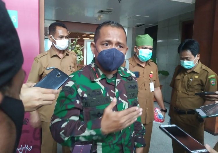 Wakil Ketua Satuan Tugas Penanganan Covid-19 Maluku, Brigjen TNI Arnold A P Ritiauw saat memberikan keterangan kepada wartawan di Ambon, Sabtu (9/10/21).