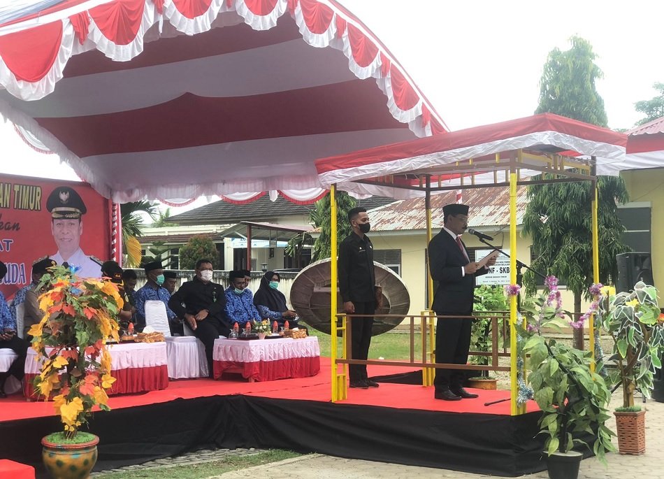 Penjabat Sekretaris Daerah SBT Jafar Kwairumaratu saat memimpin Upacara Hari Sumpah Pemuda (foto : beritabeta.com)