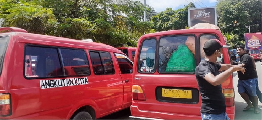 Ratusan Supir Angkutan Kota atau Angkot di Ambon Provinsi Maluku melakukan aksi mogok pada Selasa (26/10/2021).