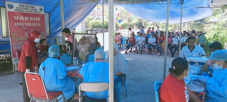 Ratusan masyarakat Pulau Wetar Kabupaten Maluku Barat Daya, Provinsi Maluku, saat menjalani program Vaksinasi Covid-19, yang dilaksanakan oleh PT BKP-BTR bekerjasama dengan Paramedis Puskesmas Lurang.