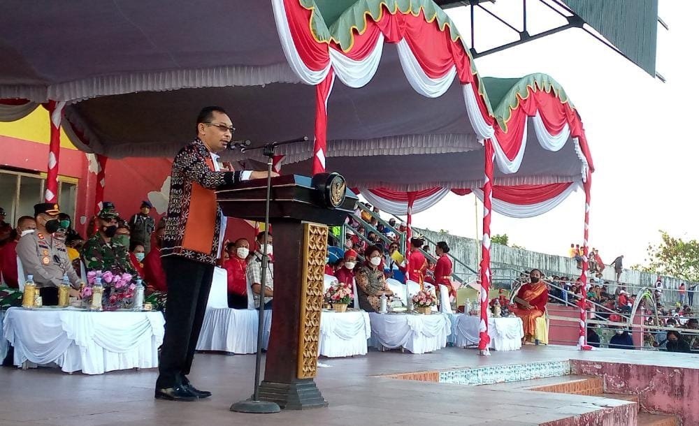 Wakil Gubernur (Wagub) Maluku Barnabas Orno saat membuka Karnaval Budaya menyongsong Festival Pesonal Meti Kei yang digelar di Stadion Maren Langgur, Maluku Tenggara, Sabtu (23/10/21).