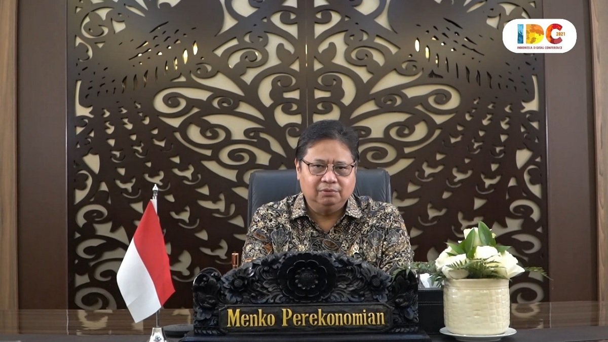 Menteri Koordinator Bidang Perekonomian Airlangga Hartarto mewakili Presiden Jokowi saat membuka acara Puncak Indonesia Digital Conference (IDC) yang digelar Asosiasi Media Siber Indonesia (AMSI), Rabu (24/11/2021) (Foto : AMSI Pusat)