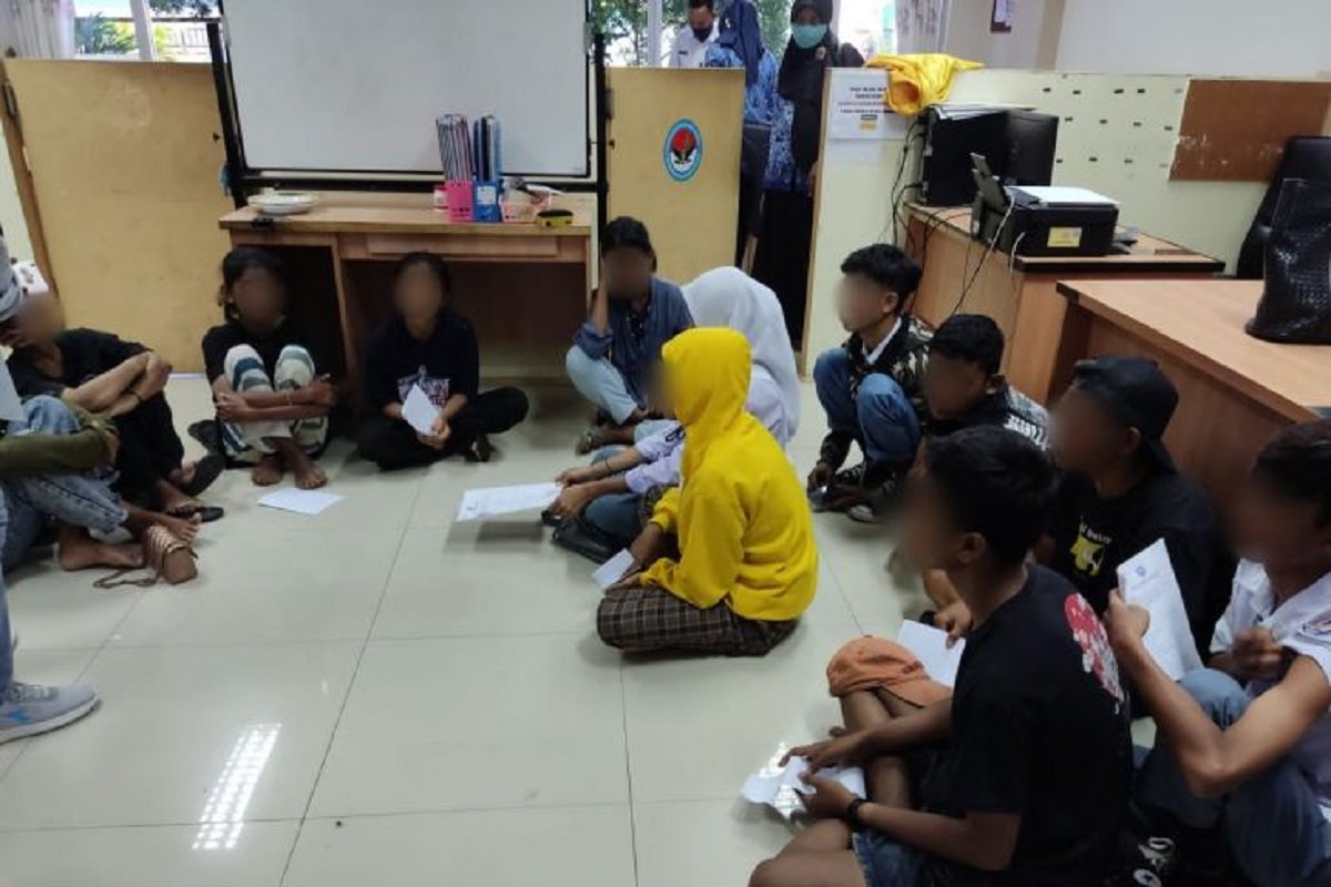 14 anak dan remaja penyalahguna lem Aibon yang diamankan di BNNP Malut melalui kerja sama dengan Satuan Polisi Pamong Praja  (Satpol PP) Kota Ternate. (Foto : ANTARA)