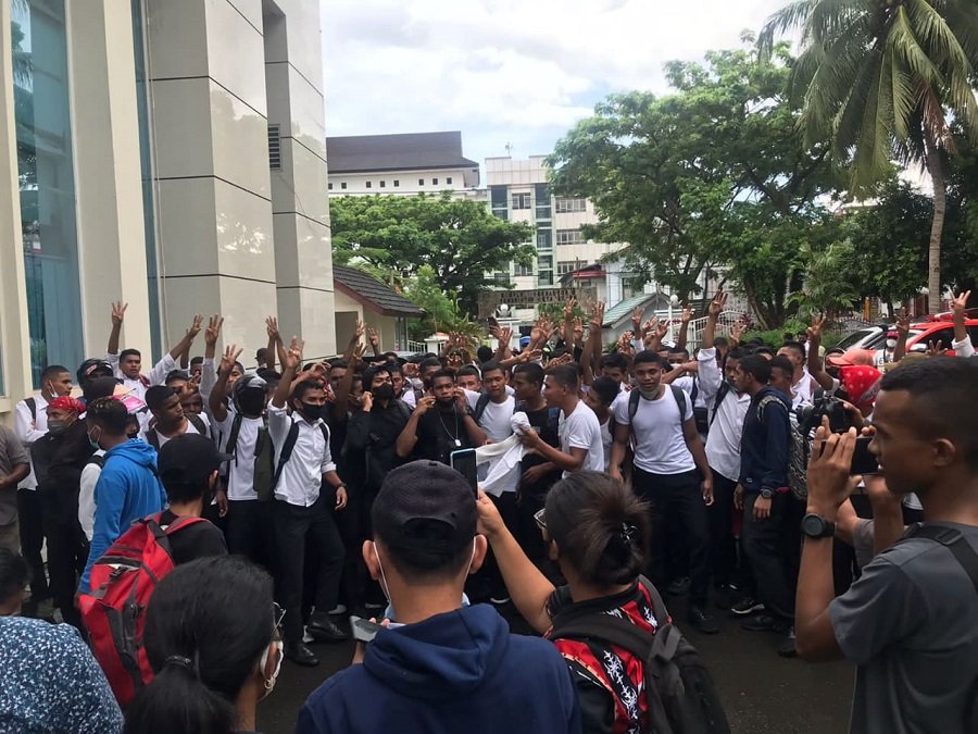 Ratusan Casis Tamtama saat menggelar demo di depan kantor Gubernur Maluku, Jalan Pattimura No.1 Kecamatan Sirimau Kota Ambon, Jumat (05/11/2021).