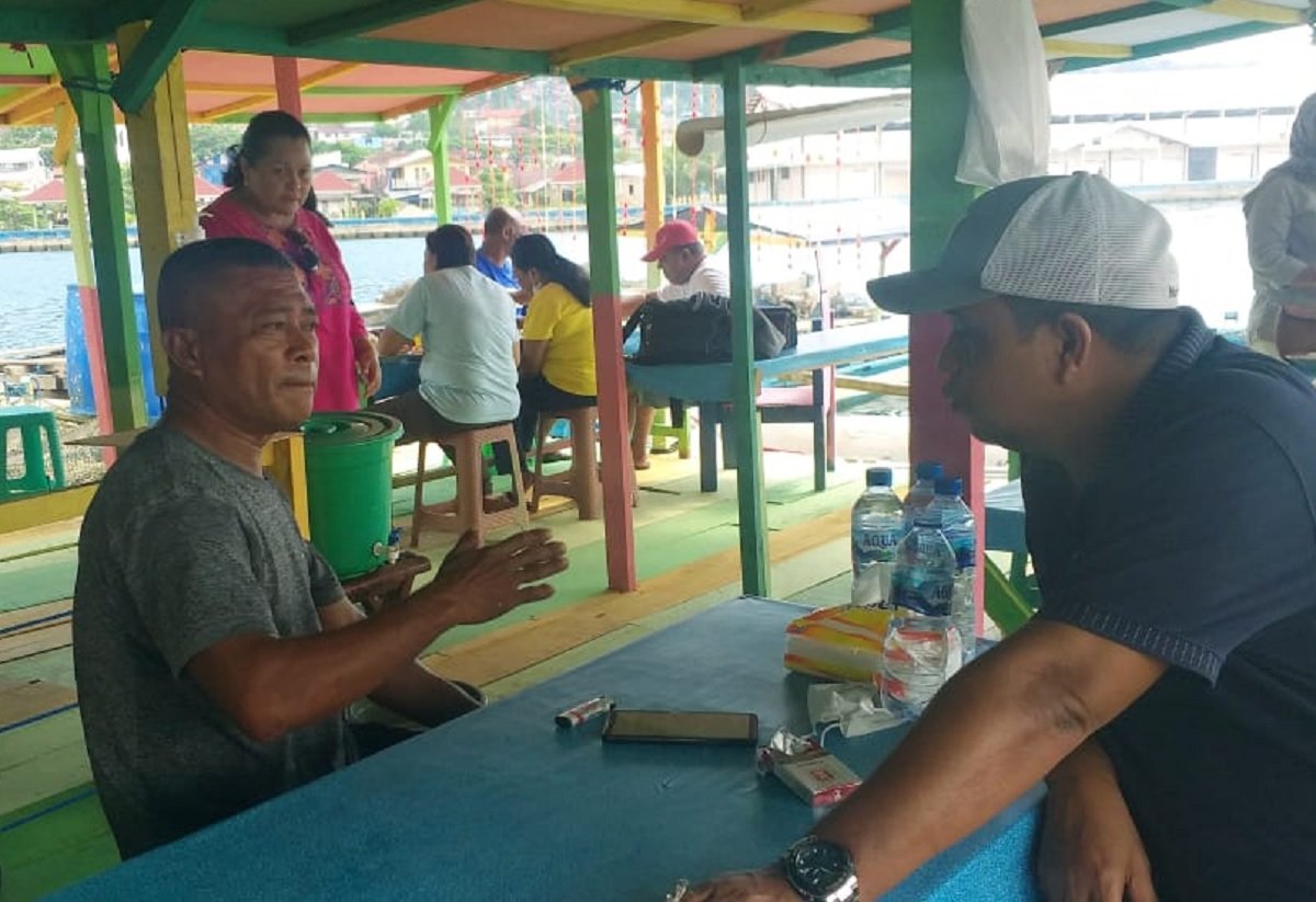 Jefry Slamta (kiri) saat menceritakan kisah suksesnya membangun rumah makan terapung di kawasan Pantai Gudang Arang kepada wartawan beritabeta.com, Minggu (21/11/2021) (Foto : beritabeta.com)
