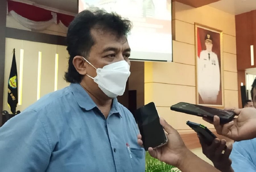 Ketua Tim Satuan Tugas Koordinasi dan Supervisi Pencegahan Direktorat Wilayah V Komisi Pemberantrasan Korupsi [KPK] RI, Dian Patria saat memberikan keterangan kepada wartawan di Kabupaten Buru, Sabtu (6/11/2021) (Foto : beritabeta .com)