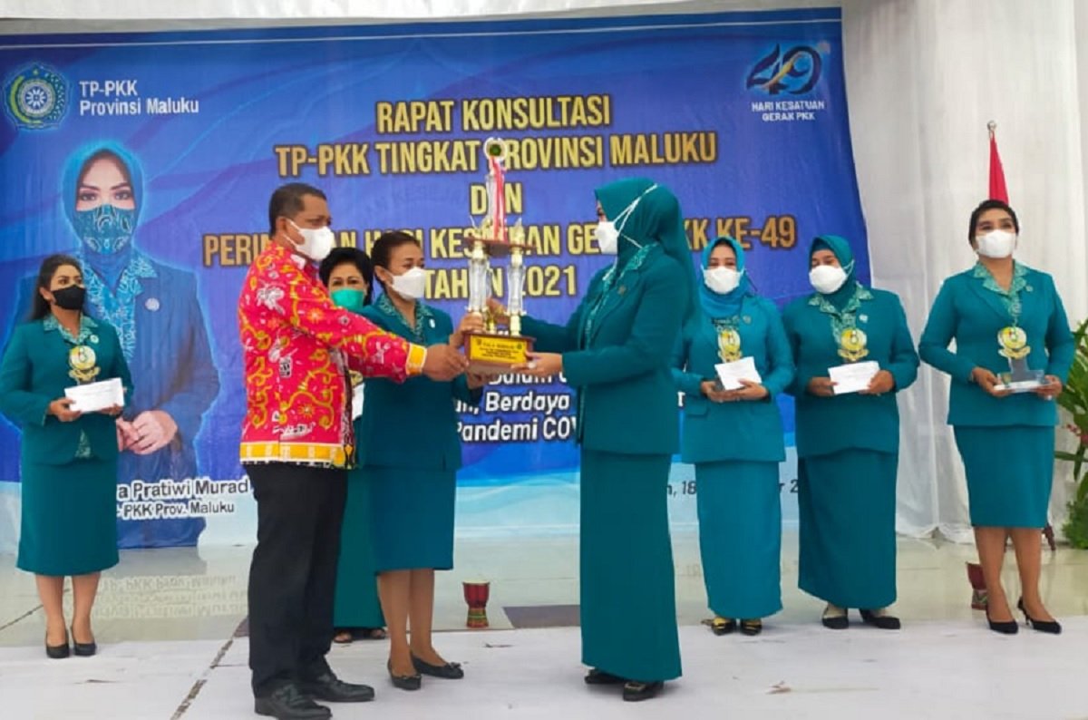 Penyerahan trofi pemenang Lomba Festival Pangan Lokal Beragam Bergizi Seimbang dan Aman (B2SA) untuk penanganan stunting tingkat Provinsi Maluku. Kamis (17/11/2021)