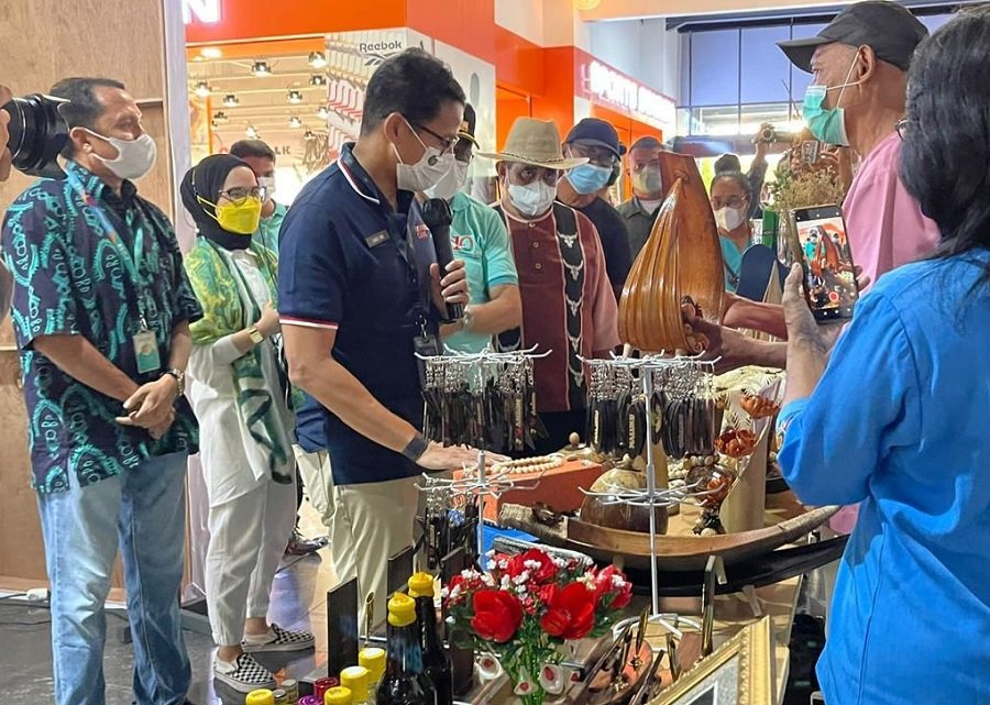 Menteri Pariwisata dan Ekonomi Kreatif Sandiaga Salahuddin Uno saat berkunjung ke pusat perbelanjaan Ambon City Center melihat langsung produk UMKM (Foto : Istimewa)