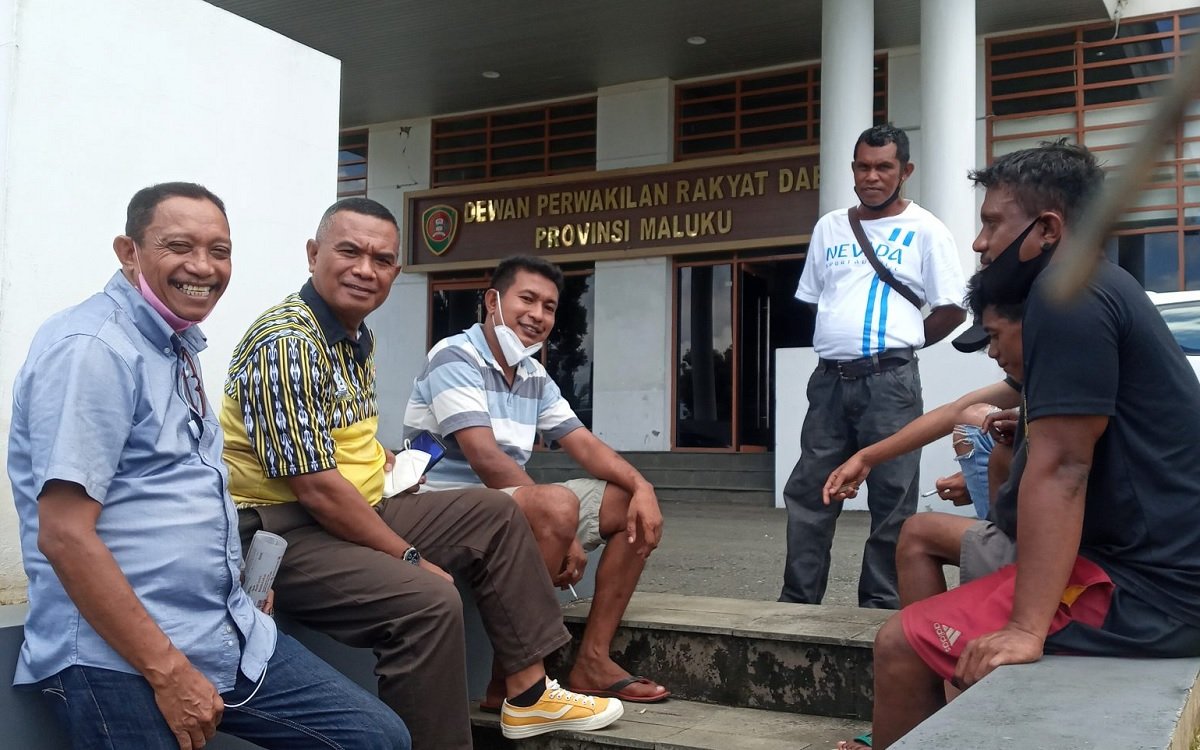 Perwakilan Pemuda Pulau Babar MBD saat bertemu dengan Anggota DPRD Maluku Anos Yermias di Halaman Kantor DPRD Maluku, Jumat (19/11/2021)