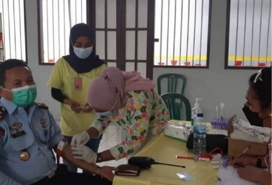 Petugas Kesehatan saat mengambil sampel darah dari petugas Rutan Kelas IIA Ambon.