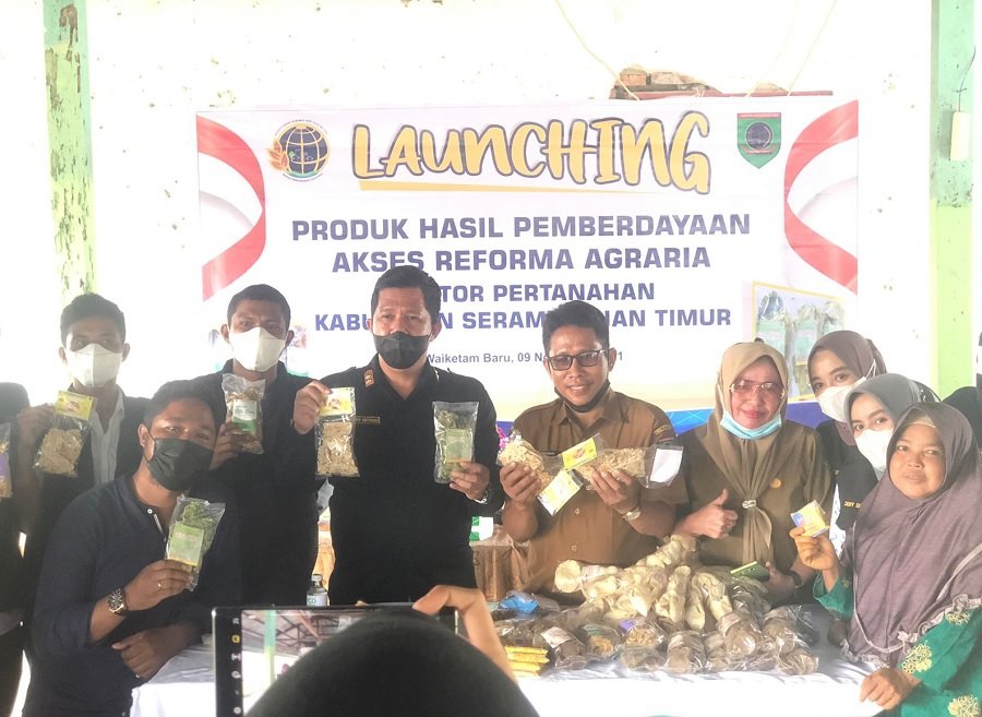 Kepala Kantor BPN Kabupaten SBT Herryanto Aritonang bersama Sekretaris Dinas Pertanian SBT Surahman, Staf Dinas Koperindag dan kelompok usaha di Desa Waiketam Baru melauncing produk hasil pemberdayaan akses reforma agraria. (Foto : beritabeta.com)