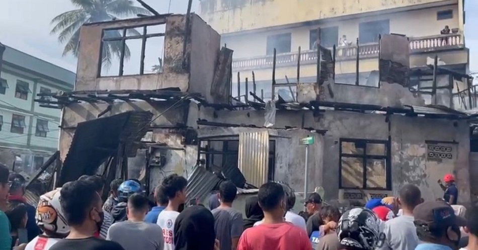 Bangunan dua lantai milik Ali Ohorella Warga Soabali Kelurahan Silale Kecamatan Nusaniwe Kota Ambon, Maluku, yang ludes terbakar pada Sabtu pagi, (13/11/2021).