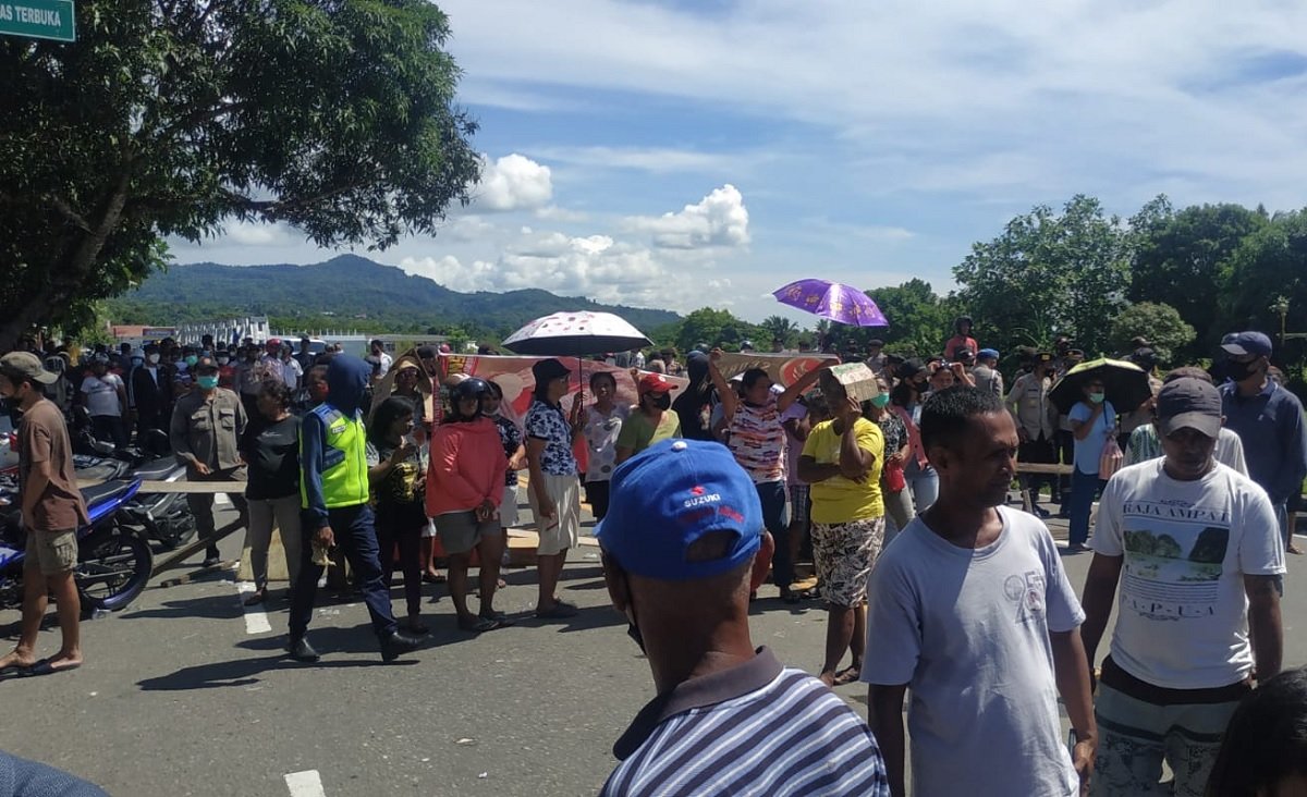 Ratusan warga Negeri Tawiri, Kecamatan Teluk Ambon, Kota Ambon melakukan aksi palang jalan di pertigaan ruas Jalan Bandara Pattimura, Rabu (24/11/2021).