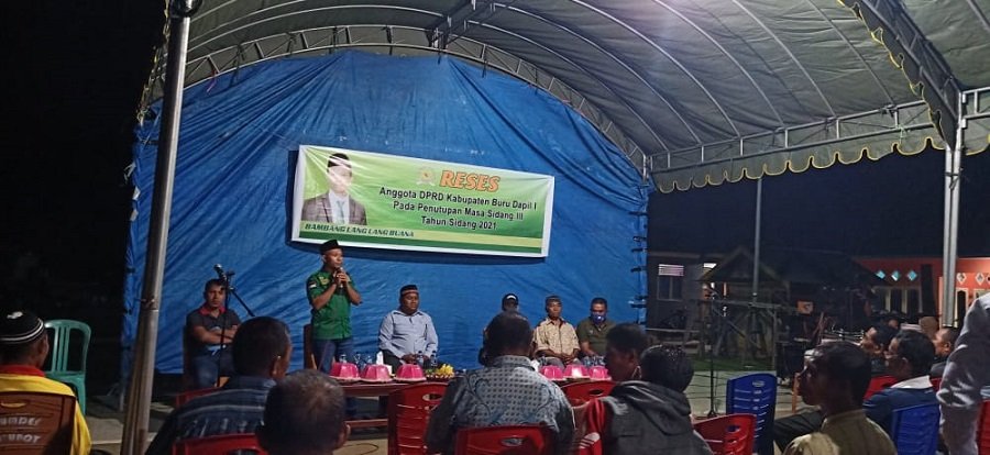 Masyarakat Desa Lala dan Desa Karangjaya saat mengikuti pertemuan dalam agenda reses Sekretaris Komisi III DPRD Kabupaten Buru, Bambang Langlangbuana, di Lapangan Karangjaya, Rabu malam, (10/11/2021).